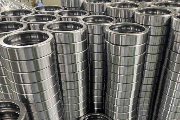 陶瓷球轴承与钢球轴承的区别是什么？哪个更贵？